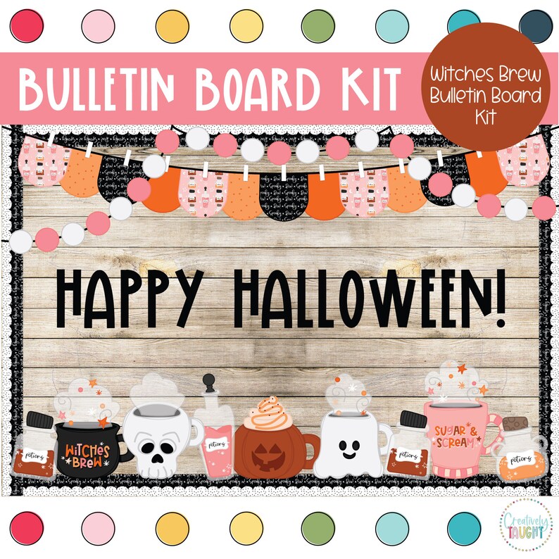 Puede incluir: Un kit de tablero de anuncios con un fondo rosa y un borde de encaje blanco y negro. El kit incluye una pancarta con banderines naranja y rosa, un fondo de madera con el texto "HAPPY HALLOWEEN!" y una fila de tazas con tem&aacute;tica de Halloween con varios dise&ntilde;os, incluyendo una calavera, un fantasma y una calabaza.