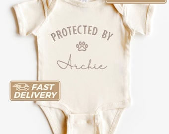 Beschermd door hondennaam babyromper, hondenpoot beschermen door, geborduurd pasgeboren babyshower gepersonaliseerd cadeau, aangepaste babykleding met huisdier