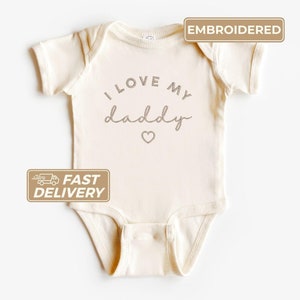 Kocham mojego tatę Body niemowlęce, wkrótce dostępna koszulka z imieniem, haftowany spersonalizowany prezent na baby shower dla noworodka, spersonalizowana odzież dla niemowląt