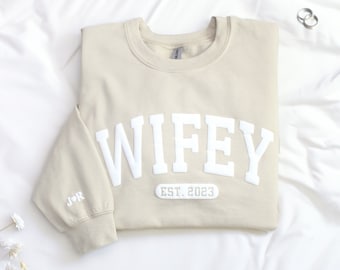 Geprägtes Wifey Sweatshirt • Personalisiertes Rundhals-Ausschnitt Verlobungsgeschenk für Braut • Hochzeit Braut Shirt • Benutzerdefinierte frisch vermählte Pullover • Neue Frau Geschenk