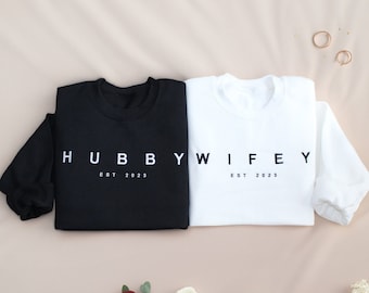 WIFEY HUBBY Sweat-shirt ras du cou brodé personnalisé EST, cadeau de lune de miel personnalisé, ras du cou Mme, pull femme, pull mariée, espacé
