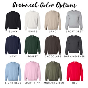 Op de afbeelding: Een selectie van crewneck sweatshirts in verschillende kleuren, waaronder zwart, wit, zand, sport grijs, marineblauw, bosgroen, chocolade, donker grijs melange, lichtblauw, lichtroze, legergroen en rood.