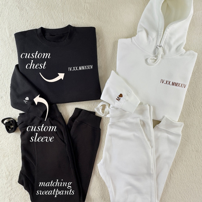 Puede incluir: Pantalones de ch&aacute;ndal y sudaderas a juego en blanco y negro con un dise&ntilde;o personalizado en el pecho y la manga. El texto "IV.XX.MMMXIV" est&aacute; impreso en el pecho y la manga de ambas prendas.