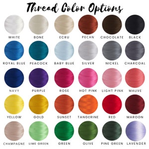 Op de afbeelding: Een kleurenkaart met garenkleuren en de bijbehorende namen. De kleuren omvatten wit, bot, ecru, pecannoten, chocolade, zwart, koninklijkblauw, pauw, babyblauw, zilver, nikkel, antraciet, marineblauw, paars, roze, roze, lichtroze, mauve, geel, goud, zonsondergang, mandarijn, rood, bordeaux, champagne, limoengroen, groen, olijf, donkergroen en lavendel.