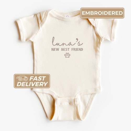 Babyromper nieuwe beste vriend, romper beschermd door hond, op maat gemaakte romper met geborduurde babyaankondiging, outfit babyshower binnenkort beschikbaar