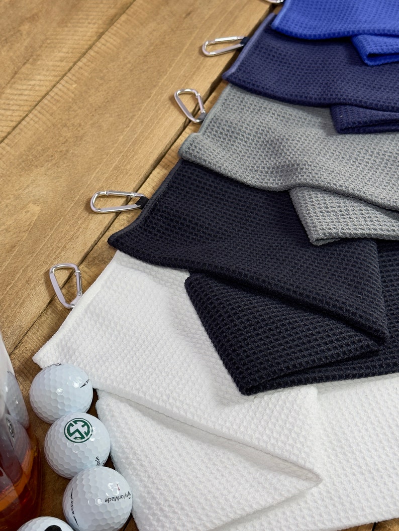 Peut inclure: Un ensemble de six serviettes de golf de diff&eacute;rentes couleurs, dont le blanc, le gris, le noir et le bleu. Chaque serviette a une texture gaufr&eacute; et un mousqueton pour une fixation facile &agrave; un sac de golf.