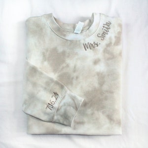 Tie-dye-sweater | Op maat geborduurde halslijn en mouwdatum, gepersonaliseerd sweatshirt met kraag bruid, cadeau huwelijksverjaardag