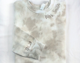 Batik Sweatshirt | Bestickter Ausschnitt und Ärmeldatum, personalisiertes Brautkragen-Sweatshirt, Hochzeitstaggeschenk