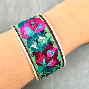Silver plated bracelet with hand knitted patterns