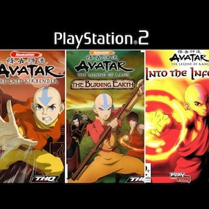Puede incluir: Tres carátulas de videojuegos de PlayStation 2 con la serie Avatar: La leyenda de Aang. Las carátulas muestran ilustraciones coloridas de personajes de la serie animada, con el logotipo de PlayStation 2 en la parte superior.
