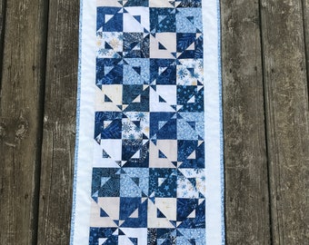 Holiday Snowflake Table Runner, Winter Star Table Runner, Farmhouse Tablecloth, Winter Festive Table Runner, Winter Wonderland, Snowflakes