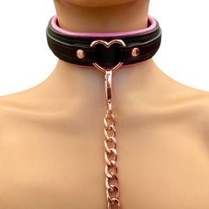 Leren choker en loden choker | Zwart gewatteerd leer 30 mm brede hartring I handgemaakte vergrendelingsketting | Choker met bondagehalsband HLCWL