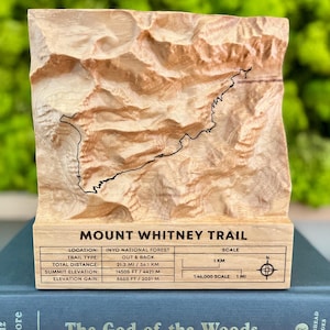 Carte des sentiers en 3D du sommet du mont Whitney ; Trophée en forme de plaque décrivant la topographie et le tracé du sentier du mont Whitney