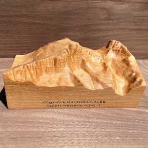 Mount Whitney Mountain Schnitzerei, aus einem massiven Holzblock geschnitzt; Mammutbaum-Nationalpark; Topo Karte, Geschenk für Wanderer, Backpacker