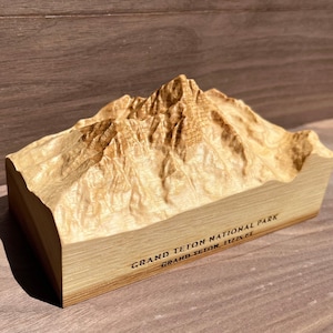 Grand Teton National Park Modell, topographische Schnitzerei der Tetons aus massivem Holzblock gefertigt; Geschenk für Wanderer, Bergsteiger, Entdecker