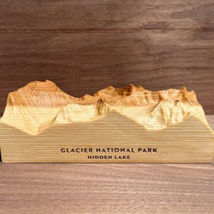 Glace-Nationalpark-Modell, topographische Schnitzerei des Hidden Lake Gebiets aus einem massiven Holzblock; Geschenk für Wanderer und Entdecker