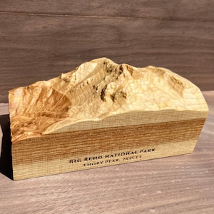 Emory Peak Bergschnitzerei; Big Bend Nationalpark Modell der Chisos Berge, topografisch aus einem massiven Holzblock geschnitzt