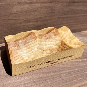 Great Sand Dunes National Park Modell, topografische Schnitzerei von Star Dune aus einem massiven Holzblock; Geschenk für Wanderer, Bergsteiger, Entdecker