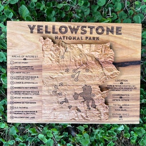 Topografische kaart van Yellowstone National Park, gesneden uit een massief blok hout, met parkdetails en opvallende kenmerken