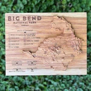Topografische kaart van Big Bend National Park, gesneden uit een massief blok hout, met parkdetails en opvallende kenmerken
