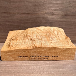 Joshua-Tree-Nationalpark-Modell, aus einem massiven Holzblock gefertigte Schnitzerei am Berg; Geschenk für Wanderer, Bergsteiger, Entdecker