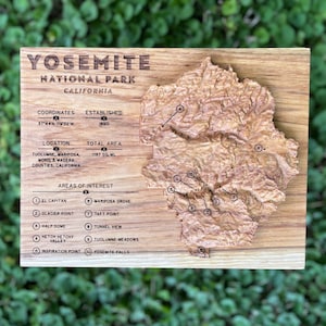 Topografische kaart van Yosemite National Park, gesneden uit een massief blok hout, met parkdetails en opvallende kenmerken