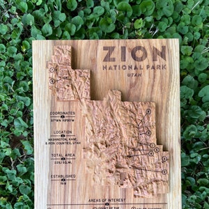 Topografische kaart van Zion National Park, gesneden uit een massief blok hout, met parkdetails en opvallende kenmerken