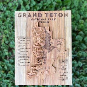 Topografische kaart van Grand Teton National Park, gesneden uit een massief blok hout, met parkdetails en opvallende kenmerken