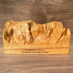 Topografisch snijwerk van Yosemite Falls; Yosemite National Park-model, gesneden uit een massief blok hout; cadeau voor wandelaar, backpacker, ontdekkingsreiziger