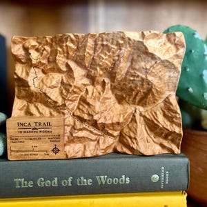 Carte 3D du Chemin de l'Inca au Machu Picchu avec personnalisation en option ; plaque de trophée détaillant la topographie et le tracé du sentier depuis Piscacucho