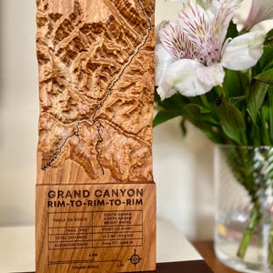 Carte des sentiers 3D du Grand Canyon, bord à bord ; Trophée en forme de plaque détaillant la topographie et le tracé du sentier R2R2R, Rim2Rim2Rim