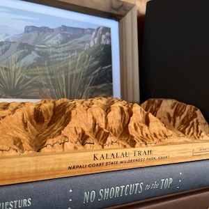Carte 3D du sentier Kalalau Trail de la côte Na Pali de Kauai avec personnalisation facultative ; trophée détaillant la topographie et l'itinéraire