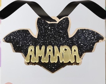 Etiqueta de bolsa de morcego fofa para Halloween | Etiqueta de bolsa de doces de Halloween com pingente de cesta de doces ou travessuras, etiqueta com nome de morcego, nome de Halloween personalizado e chaveiro de morcego