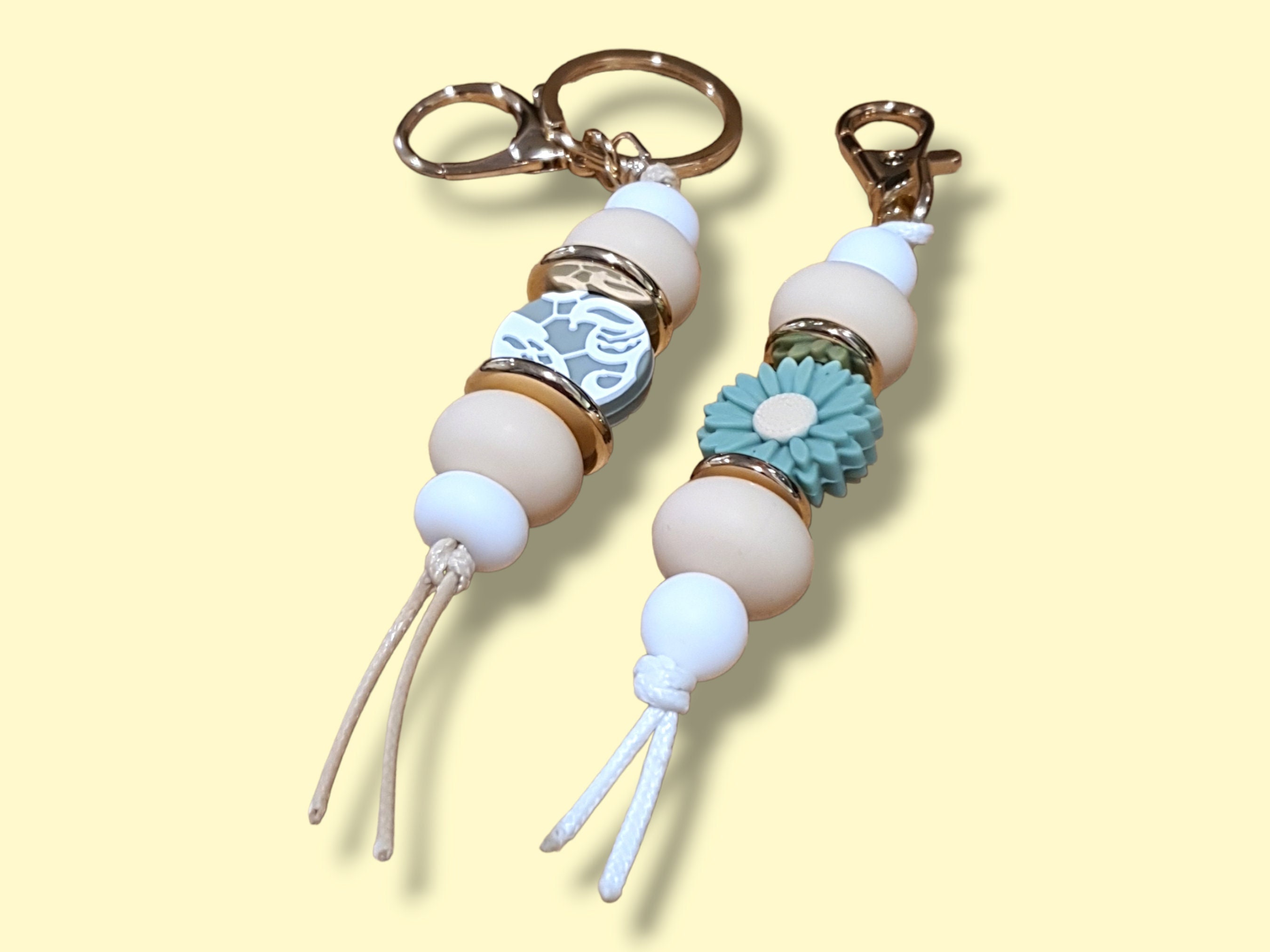 Portachiavi In Silicone Artigianale Con Perline Colorate A Fiore E Nappa - Hemasa