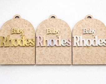 Placa de madeira com nome de bebê gravado | Adereço fotográfico, decoração para quarto de bebê, ornamento