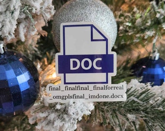Peut inclure: Autocollant de fichier DOC blanc et bleu avec le texte "DOC" et "final_finalfinal_finalforreal_omgplsfinal_imdone.docx" sur un sapin de Noël avec des décorations argentées et bleues.