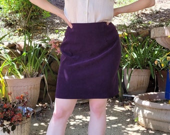 Purple Pencil Skirt // Vintage 1990s / unknown label / Zipper / Knee Length / Size S or M