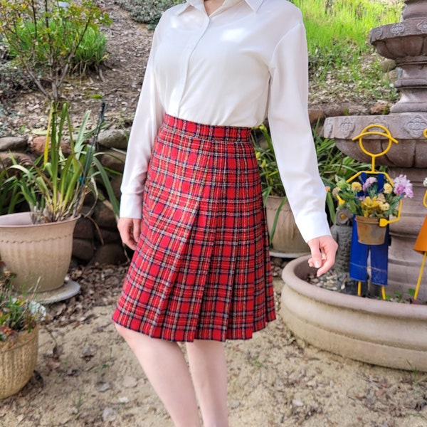 Red Plaid Skirt // Vintage 1980s / Norton McNaughton / Wool Blend / Pleated / Knee Length / Zipper Button / Size M