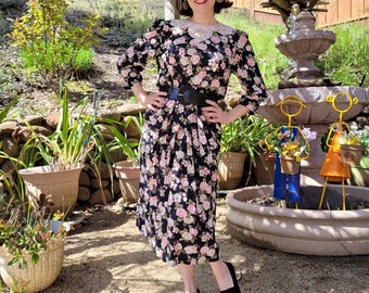 Black Floral Midi Secretary Dress // Vintage 1980s / 3/4 sleeves / Midi Length / Lace Collar / Pockets / Black Buttons / Size S or M