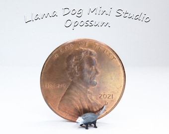 Statuetta di opossum in miniatura: le micro miniature sono perfette per gioielli, diorami, resina, set di treni, angoli di libri e altro ancora!