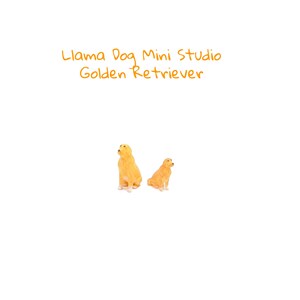 Puede incluir: Dos figuritas de golden retriever en miniatura, una m&aacute;s grande que la otra, sentadas sobre un fondo blanco. El texto "Llama Dog Mini Studio Golden Retriever" est&aacute; escrito encima de las figuritas.