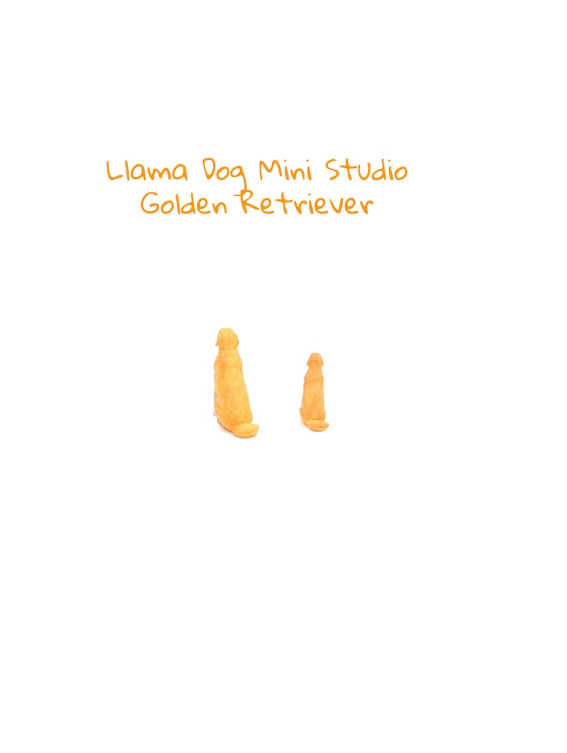 Puede incluir: Dos figuritas de perro golden retriever, una m&aacute;s grande que la otra, de pie sobre un fondo blanco. El texto "Llama Dog Mini Studio Golden Retriever" est&aacute; escrito encima de las figuritas.