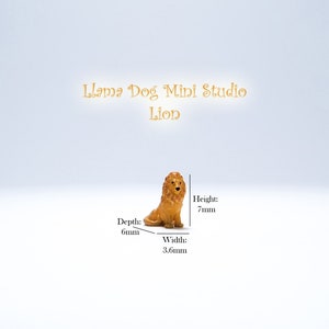 K&ouml;nnte beinhalten: Eine kleine, braune, Plastik-L&ouml;wenfigur. Die Figur ist 7 mm hoch, 6 mm tief und 3,6 mm breit. Llama Dog Mini Studio Lion.