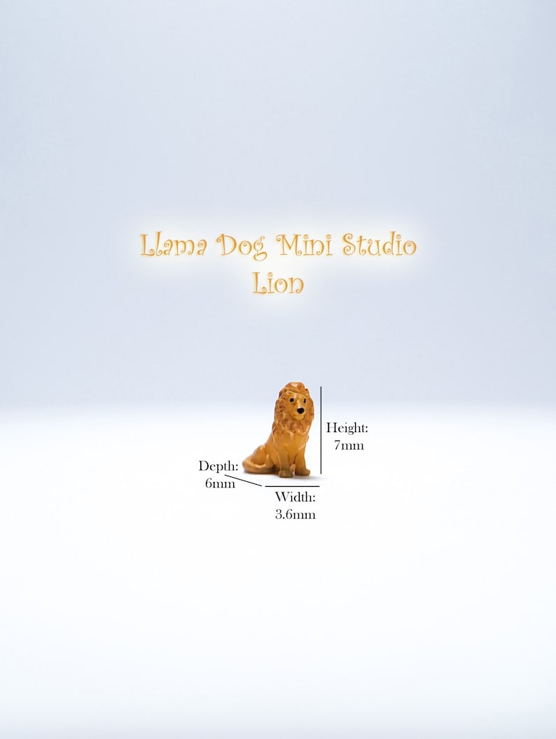 K&ouml;nnte beinhalten: Eine kleine, braune, Plastik-L&ouml;wenfigur. Die Figur ist 7 mm hoch, 6 mm tief und 3,6 mm breit. Llama Dog Mini Studio Lion.