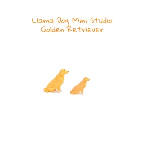 Puede incluir: Dos figuritas de perro golden retriever, una m&aacute;s grande que la otra, sentadas y mirando hacia la derecha. Las figuritas est&aacute;n hechas de resina pintada y forman parte de una colecci&oacute;n de estudio en miniatura.