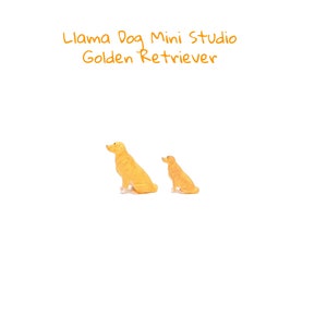 Puede incluir: Dos figuritas de golden retriever, una m&aacute;s grande que la otra, sentadas una al lado de la otra. Las figuritas est&aacute;n hechas de un material amarillo claro y tienen un aspecto realista. El texto "Llama Dog Mini Studio Golden Retriever" est&aacute; escrito en naranja encima de las figuritas.