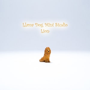 K&ouml;nnte beinhalten: Eine kleine, braune, Plastik-L&ouml;wenfigur mit M&auml;hne. Die Figur sitzt auf einer wei&szlig;en Oberfl&auml;che. Der Text "Llama Dog Mini Studio Lion" steht &uuml;ber der Figur.