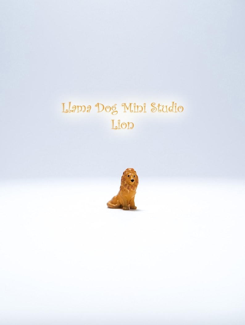 K&ouml;nnte beinhalten: Eine kleine, braune, Plastik-L&ouml;wenfigur mit M&auml;hne. Die Figur sitzt auf einer wei&szlig;en Oberfl&auml;che. Der Text "Llama Dog Mini Studio Lion" steht &uuml;ber der Figur.