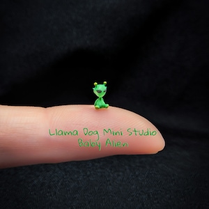 Extrêmement petite micro-figurine de bébé extraterrestre miniature - Les miniatures sont idéales pour les bijoux, les dioramas, la résine, les coffrets de train, les coins de livres et plus encore !