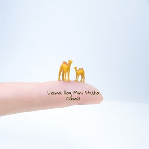 Graziosa famiglia di micro cammelli: le miniature sono perfette per gioielli, diorami, resine, set di treni, angoli per libri e molto altro!